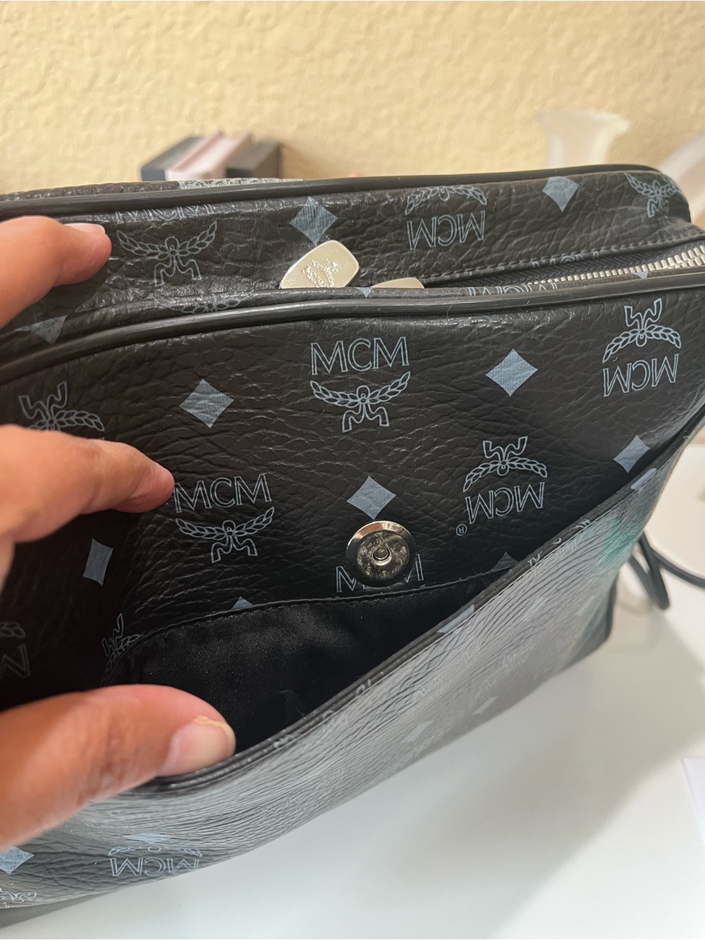 MCM 1976 LION VISETOS MESSENGER CROSSBODY BAG - Picture 5 of 12